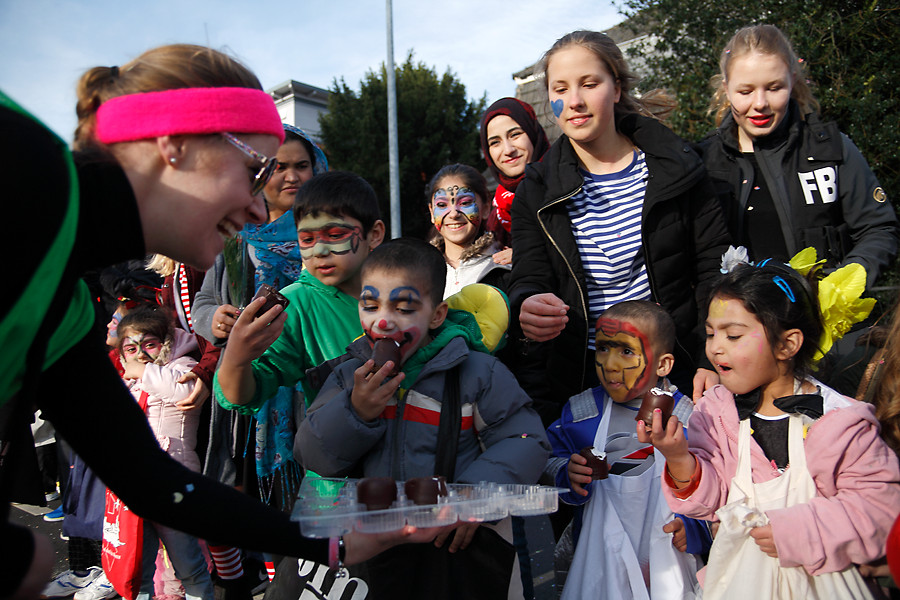 Fluechtlingskinder im rheinischen Karneval 06.02.2016